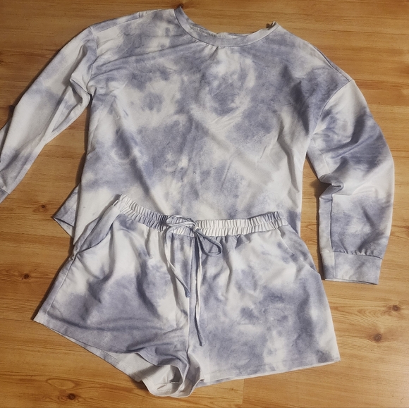 Zulily Women's Blue-Gray Haze Long-sleeved Tie-Dye T-shirt and Shorts Set - Picture 4 of 16